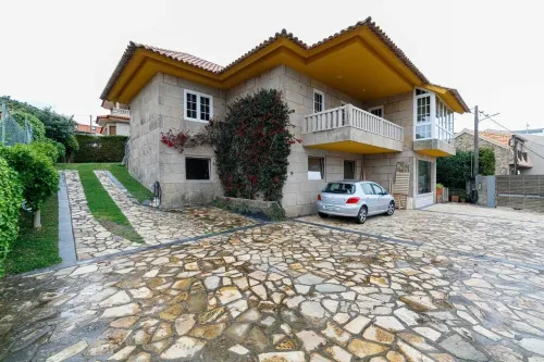 Second floor of house with enclosed property in Baiona.