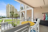 Gulf View Condo with a King Bed, Bunk Setup, and L-Shaped Balcony in Perdido Key - 3성급