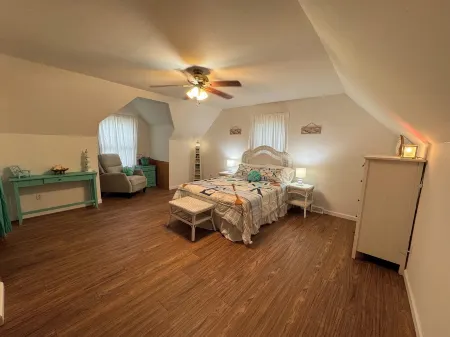 3-bedroom country house in charming Dowagiac with WiFi and laundry.