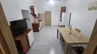 2 minutes from the Train .Apartment great for families and groups
