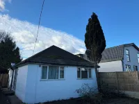 Thorpe Guest House 4 bedroom 2 bathroom near London Heathrow Airport Hotels in Staines