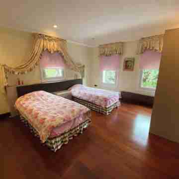 Luxury villa with private pool in Silivri Rooms