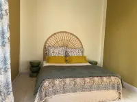 Small nest in the greenery, quiet with a view to the sea. Hotels in La Roquette-sur-Siagne