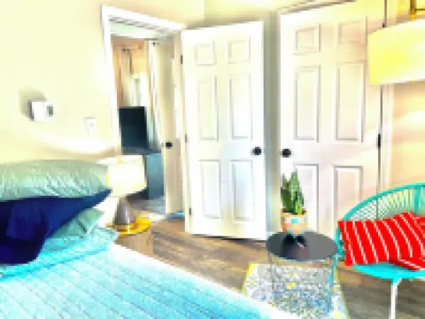 Cottage on the Lake with AC, WiFi, parking - Long term rental, pets OK