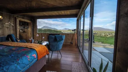 Mountain-View Cabin with Hot Tub Отели рядом с достопримечательностью «Cove Mountain»