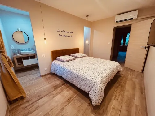 Gite la Maison du Vigneron with 4 bedrooms Hotels in Montolieu