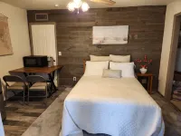 Private Room with Ensuite Bath. Furnished. Gorgeous Mountain Views  and Sunsets.