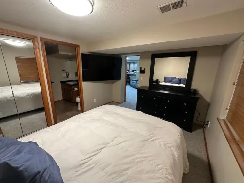 60% Discount !!! Waterfront 2 Bedrm Suite w/ 3 HD Smart TVs 86" w/ 2 Xboxes Hotel a Clay Township