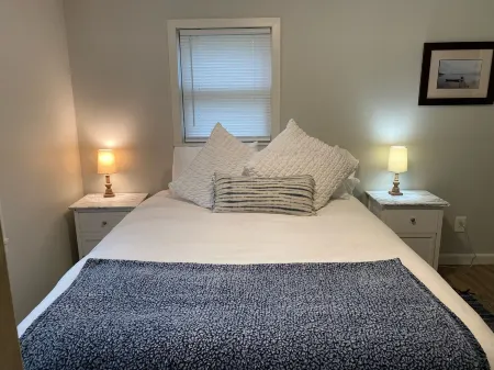 Maine Lakefront retreat on Chemo Pond.  1 hour to popular Acadia National Park.