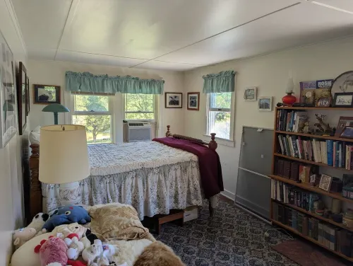 4-bedroom house on lake in delightful Shelter Island with WiFi, AC on 3.2 acres