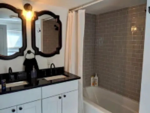 Calm Townhouse Close to Town & Beaches