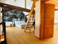 Former wine château Kings Cross附近的飯店