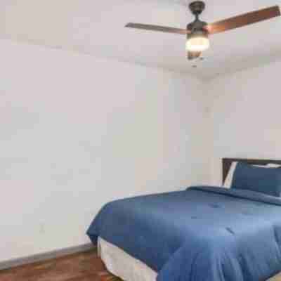 Modern 4 Bedroom Home, plenty of Parking! Rooms