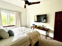 Charming 2-bedroom house in peaceful Keaau with WiFi, AC ハワイアン・パラダイス・パークのホテル
