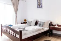 Cozy 1-bedroom apartment with AC, WiFi in charming GirocApartament Maria Hotels in 