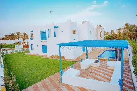 Modern 4 bedrooms Villa with private pool & garden In Tunis village Отели в г. Абшвай