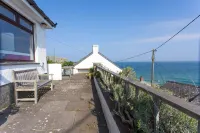 Cosy Coverack Accommodation with Panoramic Sea Views