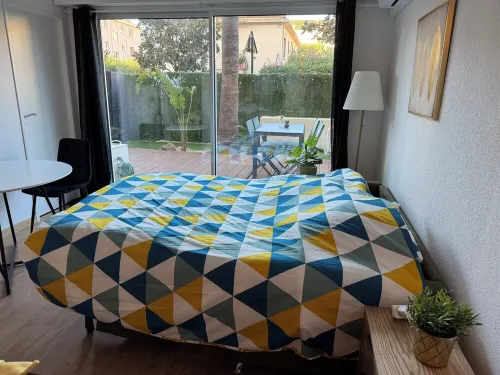 Apparently in the heart of Sanary with south-facing terrace! 300m from the beach!