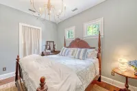 Charming cottage in historic Summerville 1 king, 1 set bunk beds, heated pool