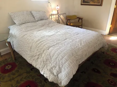 Large independent cottage, walking distance to campus and downtown Columbia