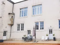 Spacious, comfortable gîte with spa and pool access near Beaune Hôtels à : Nolay