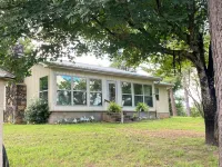 Cozy Farm House 2-bedroom house with AC in Saint Joe