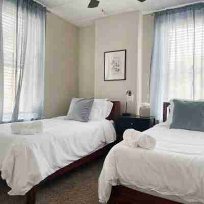 Cherry Street Retreat B - 2BR/1BA APT near River Rooms