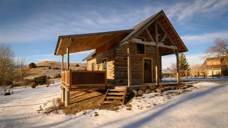 Cozy, Rustic Cabins near Chico Hot Springs & only 35 mins to YELLOWSTONE PARK!!