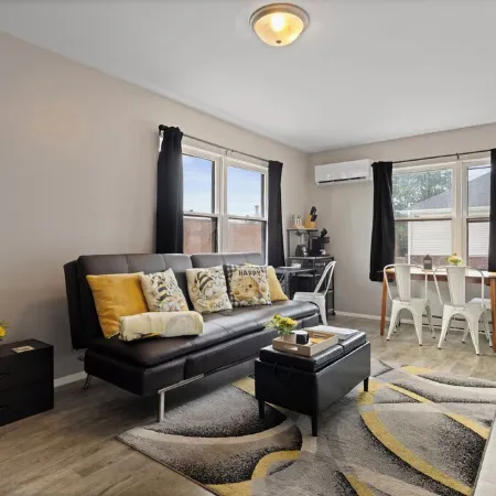 Spacious Studio Apt/Sleeps 2/Extendedstays/Work or Vacation/Free Wifi & Parking