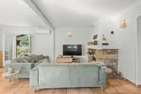 Vacation home, 250 m from the beach Hotels in Théoule-sur-Mer