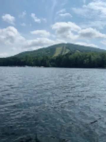 Cozy 3-bedroom chalet in lovely Bridgton 1/4 mile from pleasant mountain Skiing