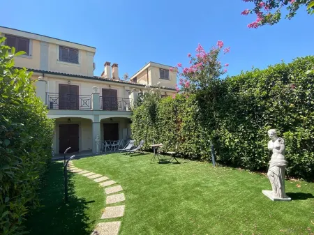 Three-story air-conditioned villa with private garden and parking space Отели в г. Гуидония-Монтечельо