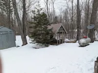 Welcoming off  Grid 2-bedroom Cabin in Skanee. On the Big Huron River Fish camp! Hotels in Arvon Township