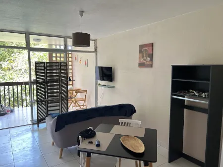 T2 colline la Madeleine near hospital