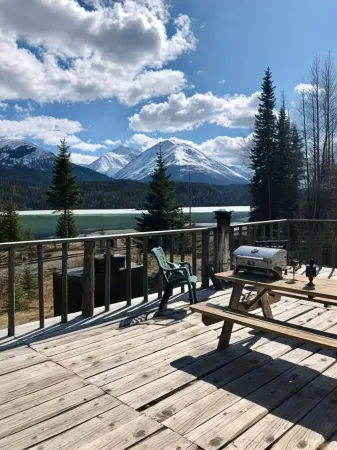 Lynx, wildlife, custom log cabin . private lake access, salmon stream kayaking, Отели в г. Муз Пасс