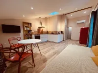 Gite la Maison du Vigneron with 4 bedrooms Hotels in Montolieu