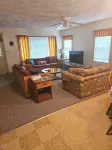 Charming 3-bedroom cabin in Casco with Sebago Lake access and a dock. Hotels in Casco