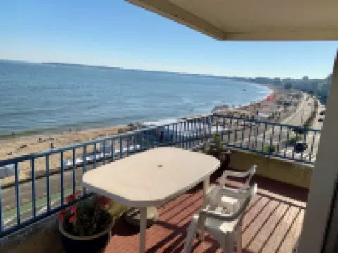 Facing the sea, one of the most beautiful views of the bay to enjoy with the whole family.