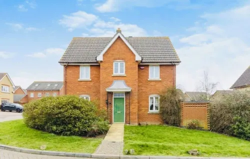 3BDR Detached Spacious House in Ashford-with free parking