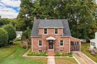 Quaint Cape Style Brick 3-bedroom Home in Peaceful Pioneer Valley Các khách sạn gần Land of Providence