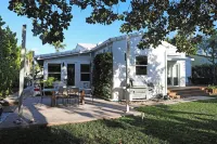 New! Charming 3-bed modern beach house with beautiful garden Hotels in Surfside