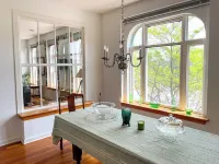 ~Mica Inn~ Downtown Spacious Retreat Above a Vintage/Coffee Shop...dog friendly!