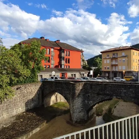 Charming, with views, comfortable and centrally located. Close to the river and the National Park.