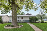 Family Home Min to Henry Dorley Zoo, Lauritzen Gardens, Covered Porch, 4TVs - Homestays