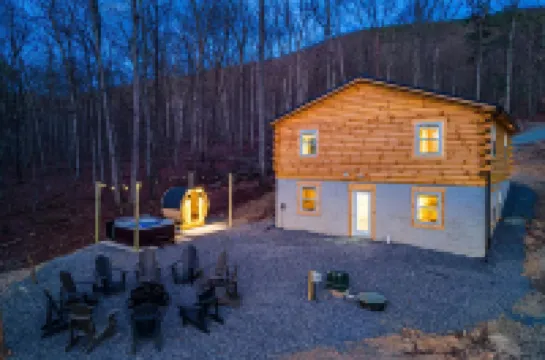 5Br Cabin W/ Sauna, Hot Tub, Firepit, River Access and Games