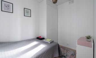 Spacious 2BR Apt - Lake View & Sauna