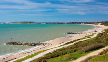 Large New Forest Shepherds Hut and Scandinavian Hot Tub with hydro massager <br><br>