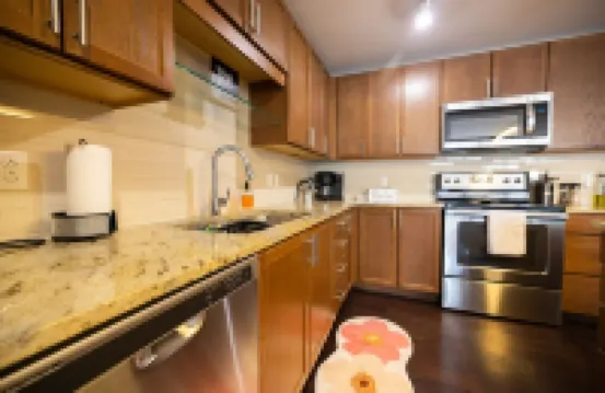 Cozy Retreat with Rooftop Pool, Parking, and Spacious Comfort