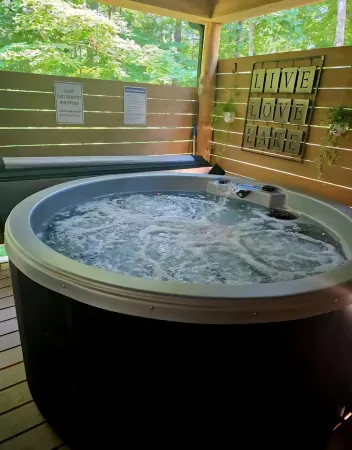 NEW CABIN-boat parking, 5 min to State Park & golf