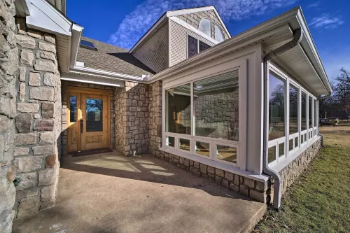 Grand Tulsa Getaway with Private Pond, Dock and Deck - بيت ضيافة